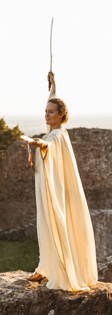 Mandy in weißem Kaftan mit Selenitschwert und Khepesh